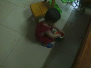 宝宝吃大瓜视频,萌态十足，萌化网友心